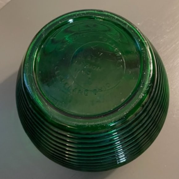 Mid-Centry Modern Emerald Green Ribbed Glass Vase - Picture 3 of 4